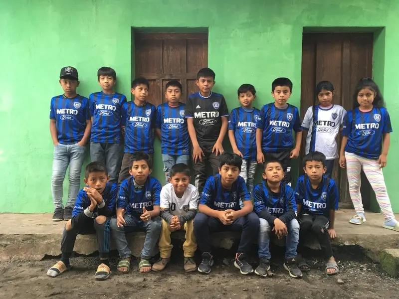 Grupo de niños de la escuela comunitaria