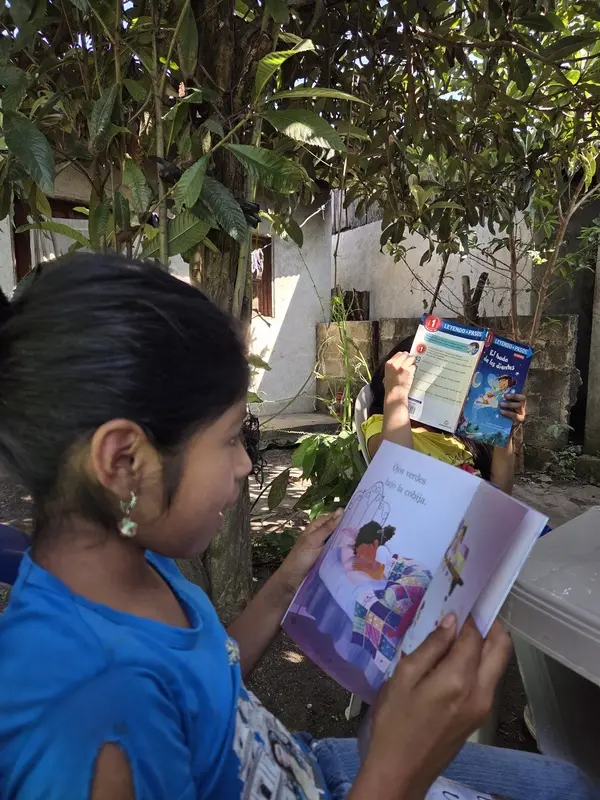 Niña leyendo un libro