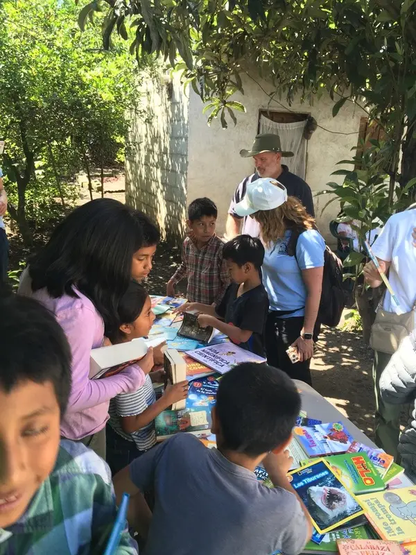 Entrega de libros a los niños
