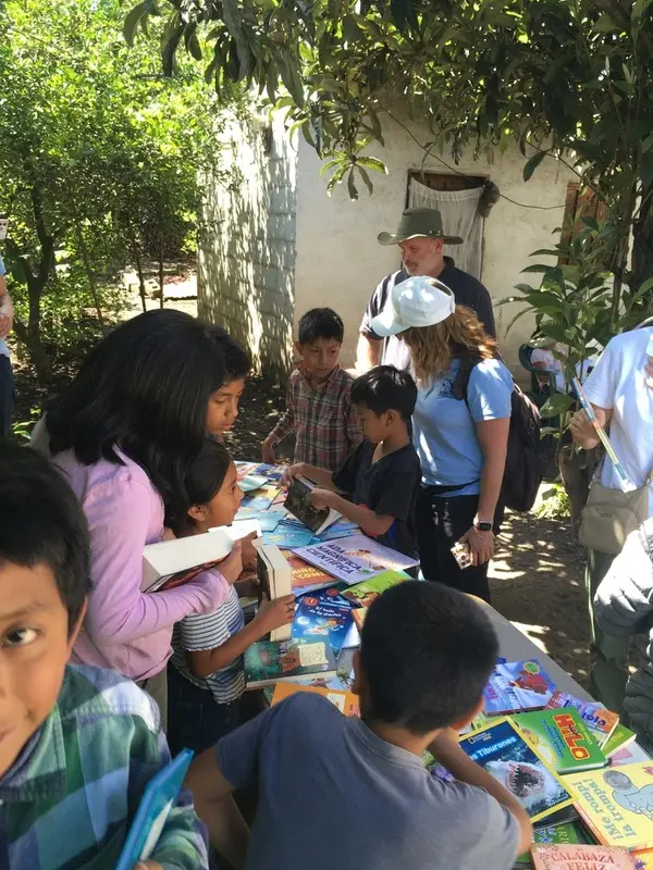 Niños eligiendo libros de lectura